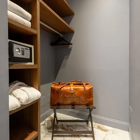 Palazzo Del Carretto-art Apartments&guesthouse *